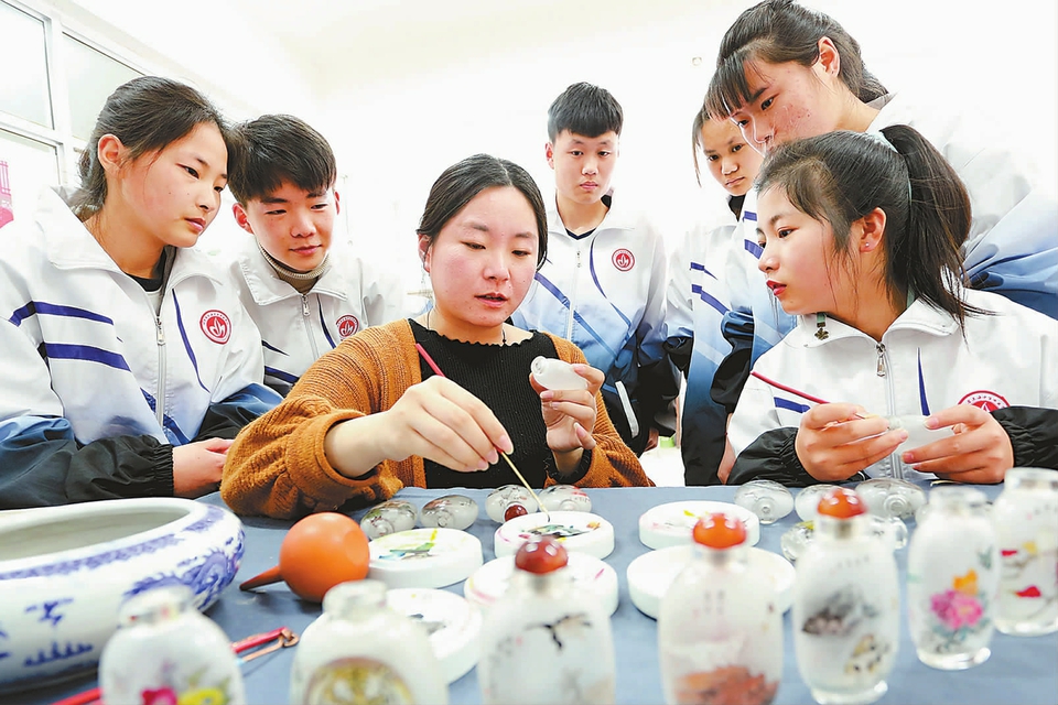 江苏东海：培养年轻水晶工艺品制作人才