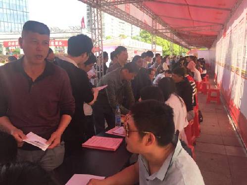 精准服务促就业 汇聚人才助发展——江西省萍乡市2018年民营企业招聘会拉开帷幕