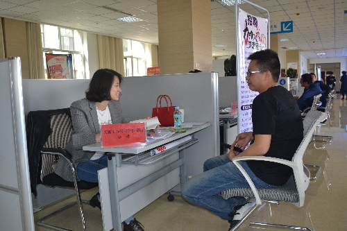 甘肃张掖：甘州区就业服务局举办民营企业招聘会 抓好小服务 保障大民生