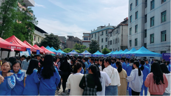 江西省铅山县“民营企业招聘周”送岗进校园 