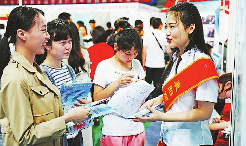 湖北襄阳：优惠条件“抢”人才