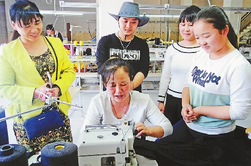 湖南省邵阳县扶贫车间建在家门口