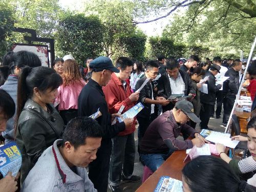江西省贵溪市举办民营企业周专场招聘会