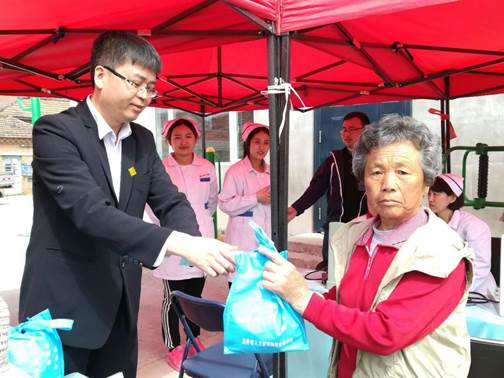 吉林省龙井市人力资源和社会保障局助力精准扶贫开展“送药下乡送健康”活动