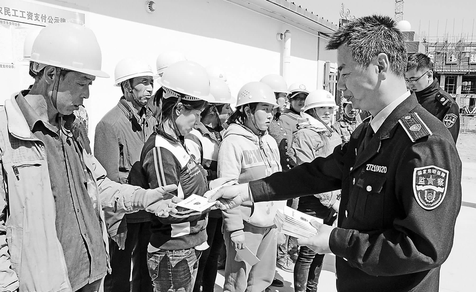 甘肃秦州：深入工地宣传法律法规
