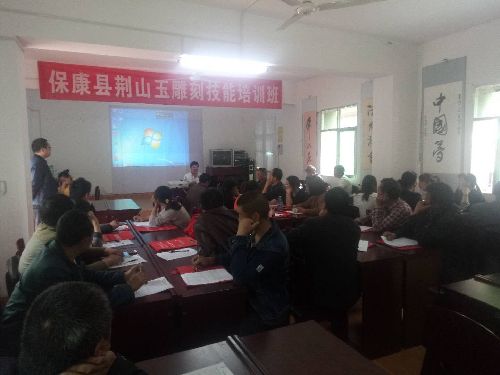 扎根乡土“大国工匠”“雕刻”就业脱贫致富路——湖北省保康县城关人社中心多措并举促就业扶贫