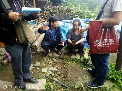 贵州省黄平县40多名革家干部回乡动员贫兄困嫂找出路