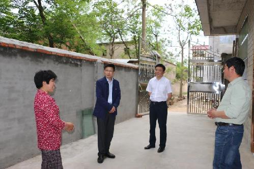 安徽界首：滕敏到随湾村调研脱贫攻坚工作