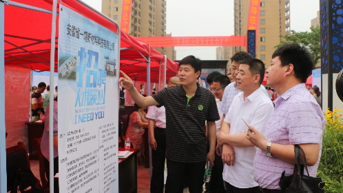 安徽省就业招聘日暨县域经济专场招聘会（界首市主会场）在颍南植物园举办