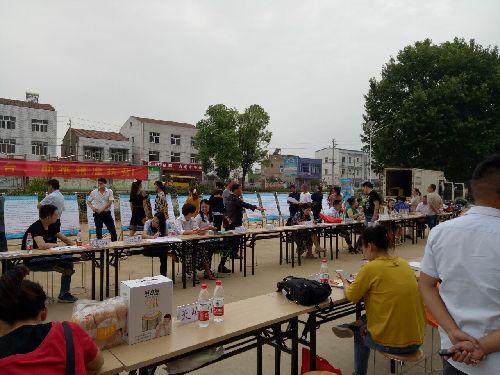 湖北汉川：扶贫专场招聘会进麻河镇送“就业套餐”