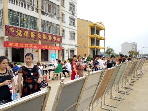 湖北汉川：扶贫专场招聘会进麻河镇送“就业套餐”