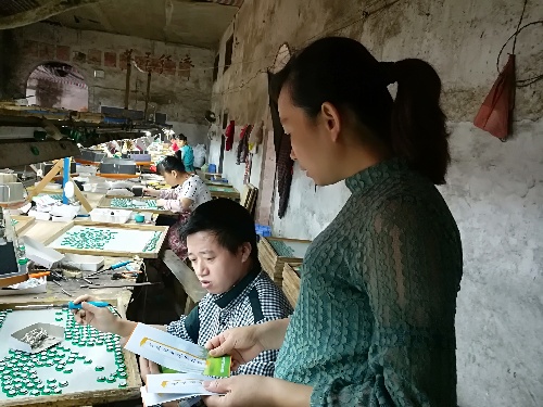 江西吉安：曲濑镇走访扶贫车间 宣传就业扶贫政策