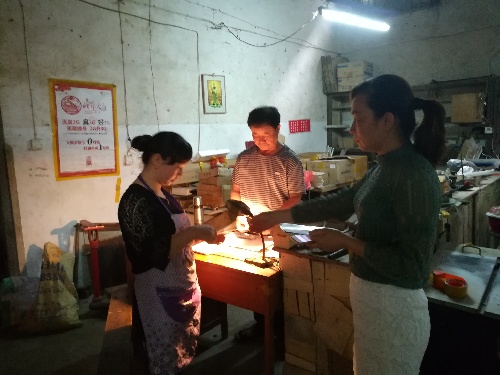 江西吉安：曲濑镇走访扶贫车间 宣传就业扶贫政策