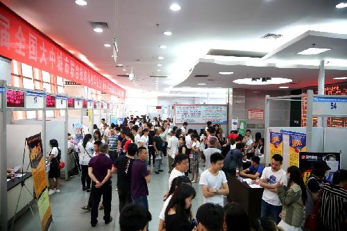 近百家企业在万揽才 提供就业岗位1500余个——重庆市万州区顺利举办第五届全国大中城市联合招聘高校毕业生（春季）巡回招聘活动