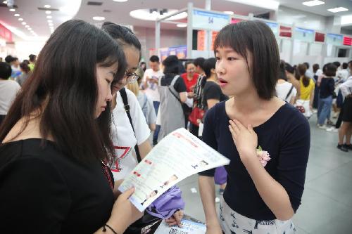 近百家企业在万揽才 提供就业岗位1500余个——重庆市万州区顺利举办第五届全国大中城市联合招聘高校毕业生（春季）巡回招聘活动