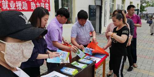 你求职，我帮忙，岗位送到家门口——吉林省龙井市就业局举行“就业援助，助力脱贫”活动