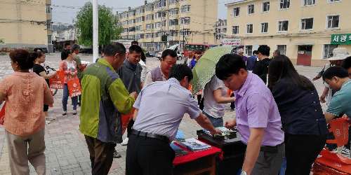 你求职，我帮忙，岗位送到家门口——吉林省龙井市就业局举行“就业援助，助力脱贫”活动