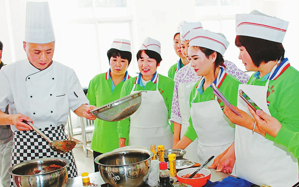 辽宁龙城：跟名厨学烹饪
