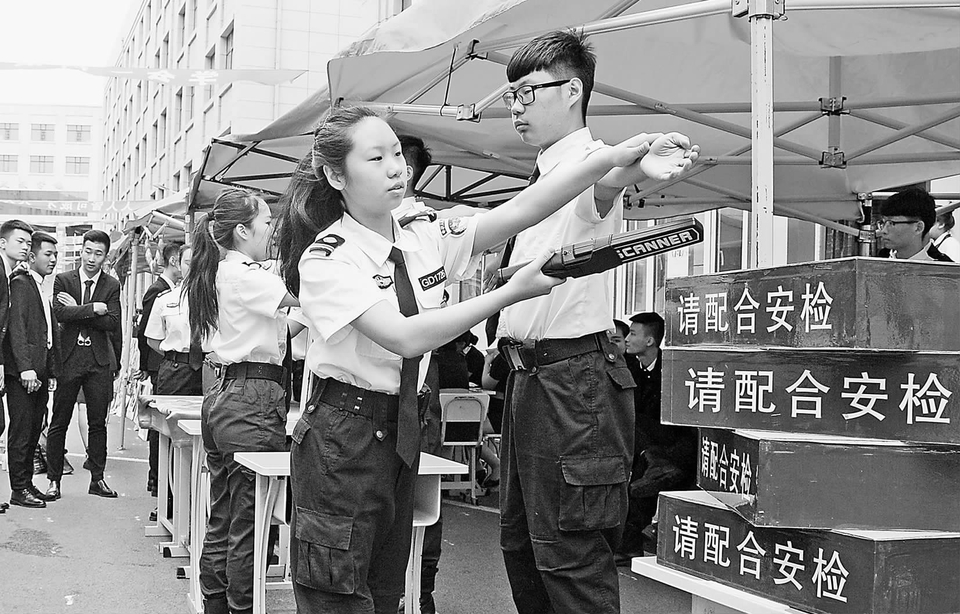 黑龙江省哈尔滨铁建工程高级技工学校举办技能大赛 学生展示技能