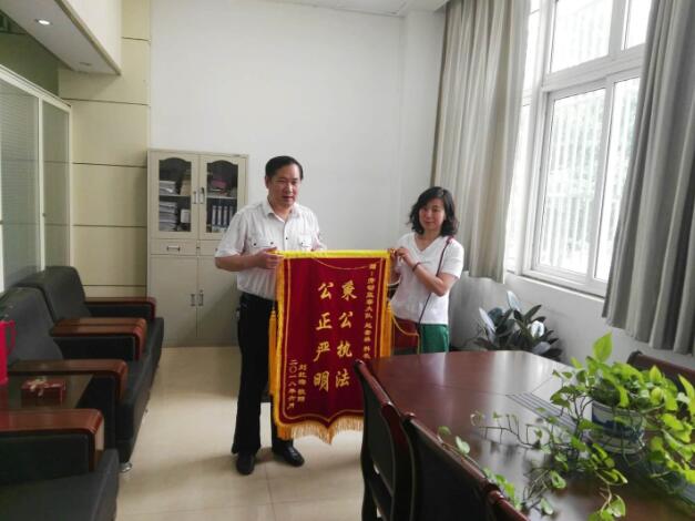 江苏泰兴：劳动监察尽职维权 群众满意赠送锦旗