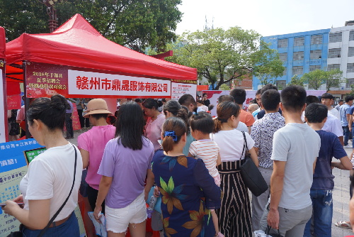 江西于都：炎炎夏日 岗位送你眼前
