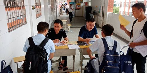 江西樟树：招才引智 吸引近1800名大学生参加招聘