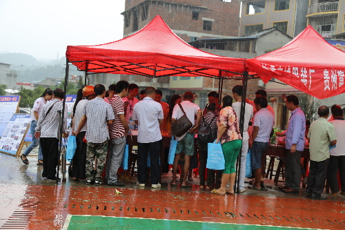 贵州省天柱县举办2018年“易地扶贫搬迁暨东西部劳务协作”专场招聘会