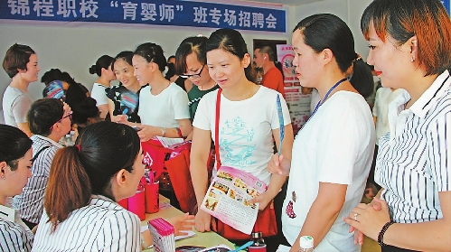 湖南省隆回县百名月嫂走俏职场