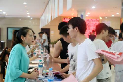 江西分宜：举办2018年高校、高中毕业生专场招聘会