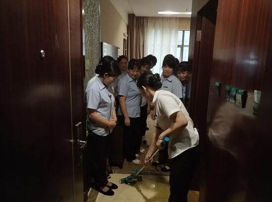 江西崇义：举办客房服务员技能培训班