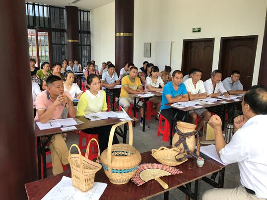 四川翠屏：竹编工艺劳务品牌培训在李庄镇开班授课