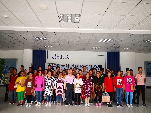 新疆英吉沙：色提力乡帕其英也尔村“村企+脱贫+”模式使村民实现了人生华丽的“转身” 转移就业奔小康