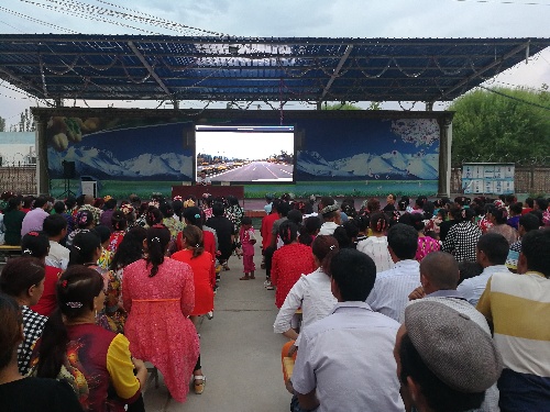 新疆英吉沙：色提力乡帕其英也尔村“村企+脱贫+”模式使村民实现了人生华丽的“转身” 转移就业奔小康