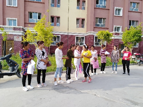 新疆英吉沙：色提力乡帕其英也尔村“村企+脱贫+”模式使村民实现了人生华丽的“转身” 转移就业奔小康