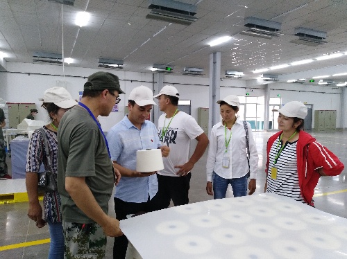 新疆英吉沙：色提力乡帕其英也尔村“村企+脱贫+”模式使村民实现了人生华丽的“转身” 转移就业奔小康