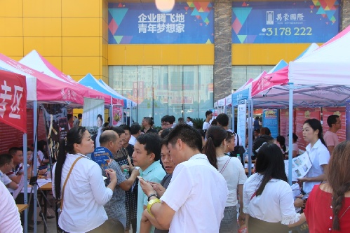 江西宜春：夏日炎炎难挡招聘会热情