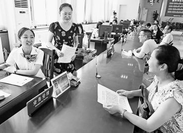 湖北襄阳：提高办事效率方便参保群众