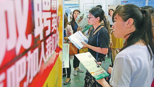 山东省东营市大型招聘会吸引学子回乡就业