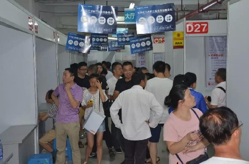 重庆市万州区举办毕业季高校毕业生大型专场招聘会