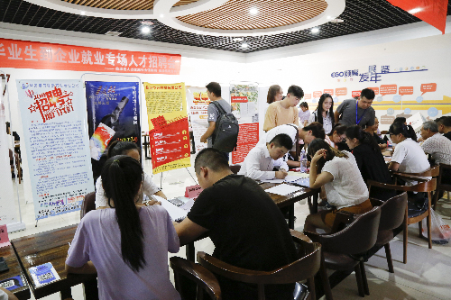 甘肃省临泽县举办引导高校毕业生到企业就业专场招聘会