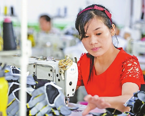 陕西省平利县探索社区工厂就业扶贫模式 实现一人进厂全家脱贫