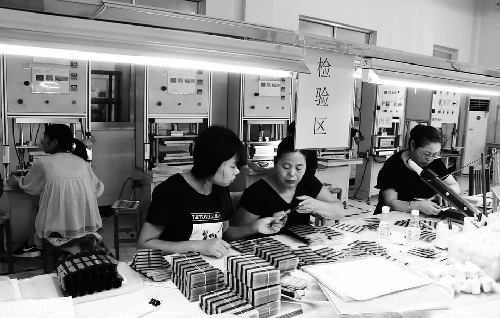 山东郯城：张庄村扶贫车间助脱贫