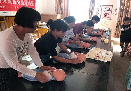 江西南康：横寨乡贫困妇女在家门口学技能