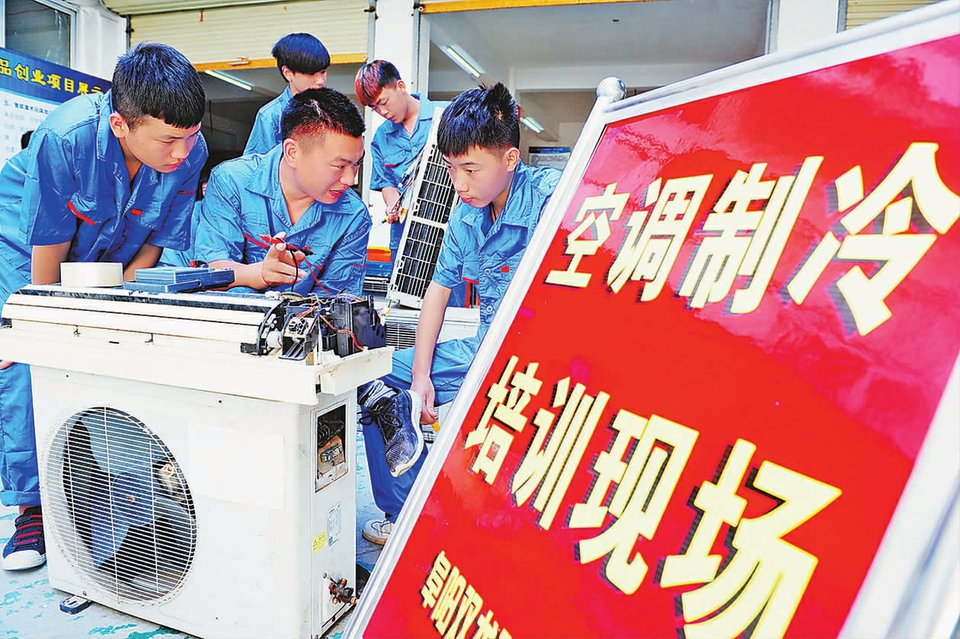 安徽阜阳：学热门技术 就业不发愁