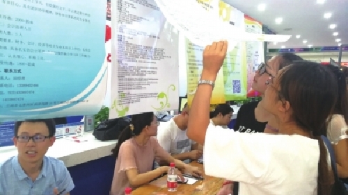 甘肃镇原：城关区与七里河区举办“双选会”近3000人达成初步就业意向