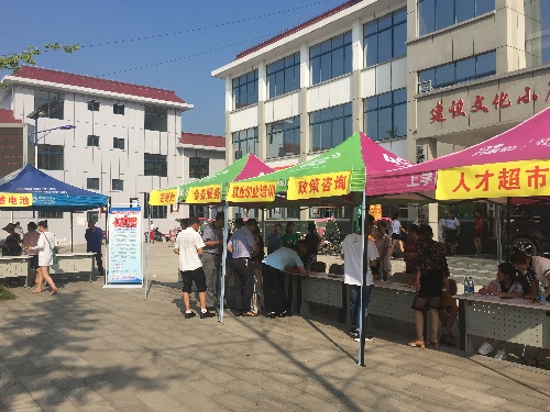 湖北省谷城开发区 政策岗位送家门 连心惠民助扶贫