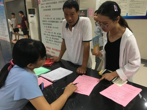 工作人员答疑解惑