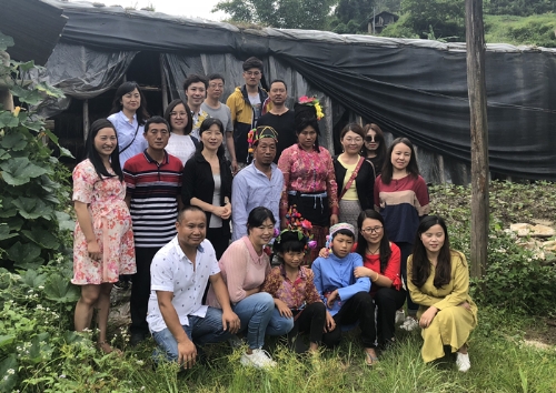 中国妇女发展基金会、保山市妇联、腾冲市妇联、新华乡妇联、新华乡党委、左二村支部、玫琳凯公司代表与受助户合影