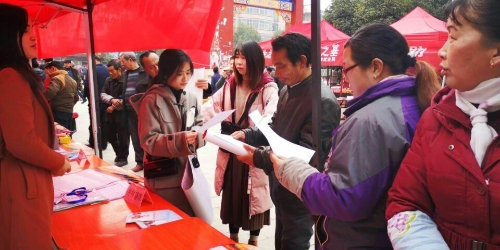 图为求职者与企业人员现场交流