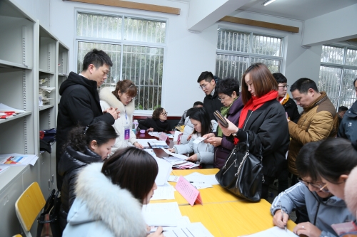 图为：泰兴市2019年新春人才招聘会暨人才交流洽谈会现场供求职双方交流1